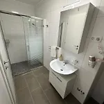 A-rooms Serviced In מוסטר