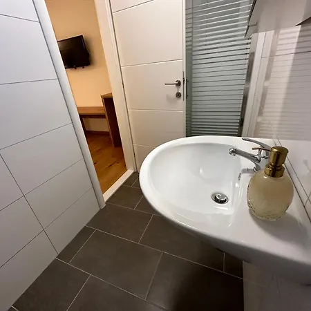 بيت ضيافة A-rooms Serviced In