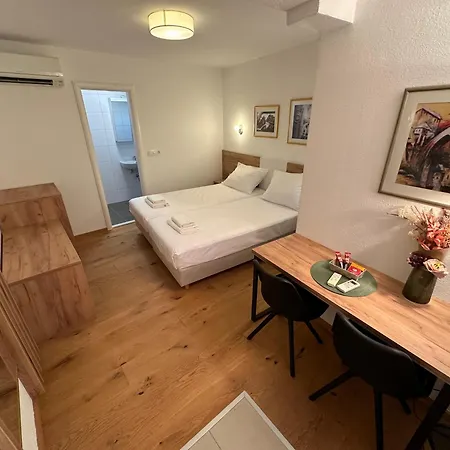 Guest house A-rooms Serviced In *